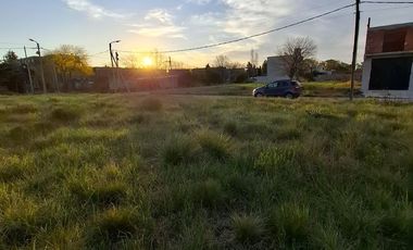 LONGCHAMPS LOTE BIEN UBICADO