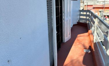 ALQUILER - DEPARTAMENTO 3 AMBIENTES CON BALCON -1 PISO POR ESCALERA - SIN EXPENSAS - SOBRE AVDA. CROVARA