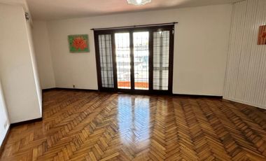 ALQUILER - DEPARTAMENTO 3 AMBIENTES CON BALCON -1 PISO POR ESCALERA - SIN EXPENSAS - SOBRE AVDA. CROVARA