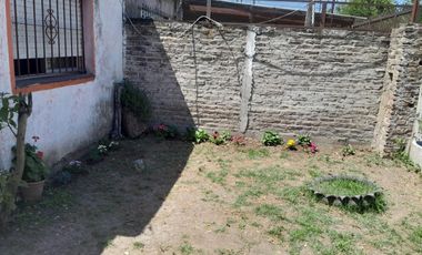 Casa Americana en VENTA a pocos metros del colectivo local en Glew.-