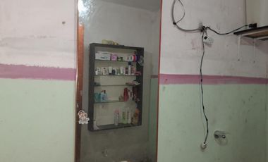 Casa Americana en VENTA a pocos metros del colectivo local en Glew.-