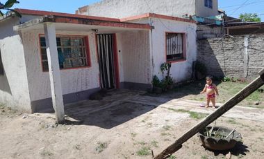 Casa Americana en VENTA a pocos metros del colectivo local en Glew.-