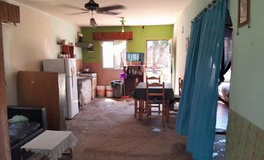 Casa Americana en VENTA a pocos metros del colectivo local en Glew.-