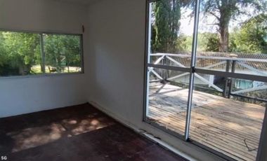 VENDO CASA ESTILO RÚSTICO CON PILETA Y GRAN PARQUE