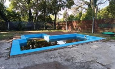 VENDO CASA ESTILO RÚSTICO CON PILETA Y GRAN PARQUE