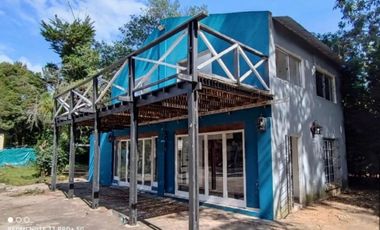 VENDO CASA ESTILO RÚSTICO CON PILETA Y GRAN PARQUE