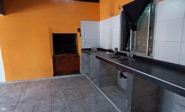 VENDO CASA ESTILO RÚSTICO CON PILETA Y GRAN PARQUE
