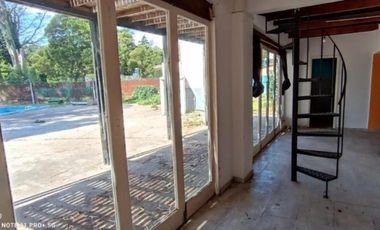 VENDO CASA ESTILO RÚSTICO CON PILETA Y GRAN PARQUE