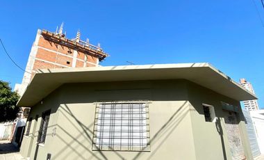 Casa en excelente esquina en alquiler