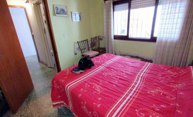 CASA DE 3 AMBIENTES SOBRE LOTE PROPIO MAS UN MONOAMBIENTE A 5 CUADRAS DELA PLAYA