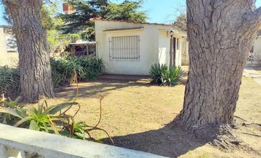 CASA DE 3 AMBIENTES SOBRE LOTE PROPIO MAS UN MONOAMBIENTE A 5 CUADRAS DELA PLAYA