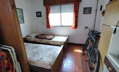 CASA DE 3 AMBIENTES SOBRE LOTE PROPIO MAS UN MONOAMBIENTE A 5 CUADRAS DELA PLAYA