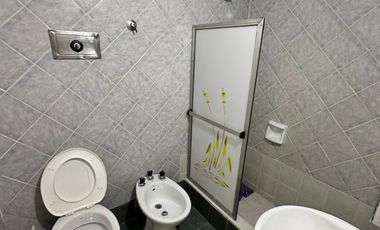 ALQUILER - DEPARTAMENTO 3 AMBIENTES CON BALCON -1 PISO POR ESCALERA - SIN EXPENSAS - SOBRE AVDA. CROVARA
