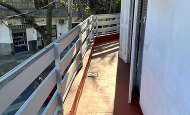 ALQUILER - DEPARTAMENTO 3 AMBIENTES CON BALCON -1 PISO POR ESCALERA - SIN EXPENSAS - SOBRE AVDA. CROVARA