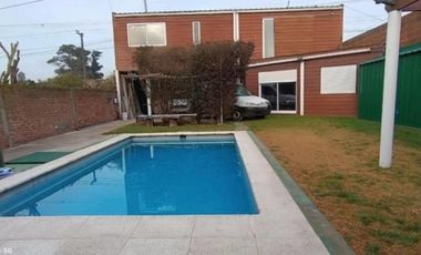 VENDO CASA ESTILO AMERICANO 4 AMB CON PISCINA QUINCHO GRAN PARQUE