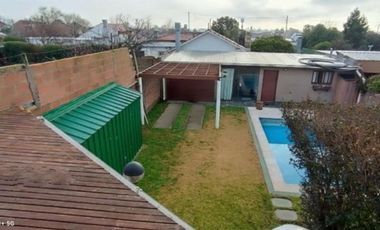 VENDO CASA ESTILO AMERICANO 4 AMB CON PISCINA QUINCHO GRAN PARQUE