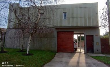 VENDO CASA ESTILO AMERICANO 4 AMB CON PISCINA QUINCHO GRAN PARQUE