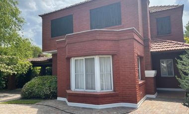 Venta de casa en Echeverria del lago-  Canning