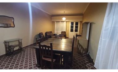 En venta amplia propiedad (Casa + PH) en lote propio.