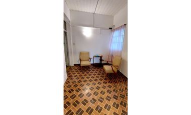 En venta amplia propiedad (Casa + PH) en lote propio.