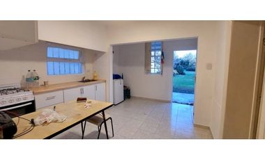 En venta amplia propiedad (Casa + PH) en lote propio.