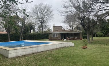 ROLDAN- CHALET SOBRE AMPLISIMO LOTE FORESTADO-  PISCINA