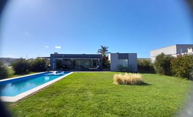 Hermosa casa en Area 1 de  San Sebastián - 1 planta con 3 dormitorios - MB