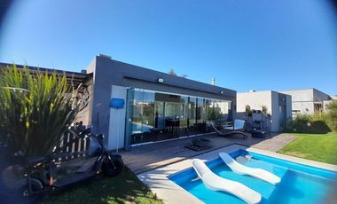 Hermosa casa en Area 1 de  San Sebastián - 1 planta con 3 dormitorios - MB