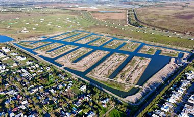 Venta Terreno en Funes Lakes canal principal 557m2