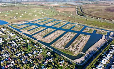 Venta Terreno en Funes Lakes canal principal 557m2