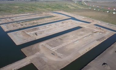 Venta Terreno en Funes Lakes canal principal 557m2