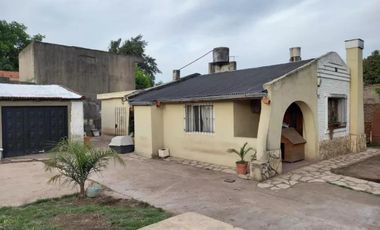 Casa en venta - 2 Dormitorios 1 Baño - Cochera - 400Mts2 - Glew, Almirante Brown