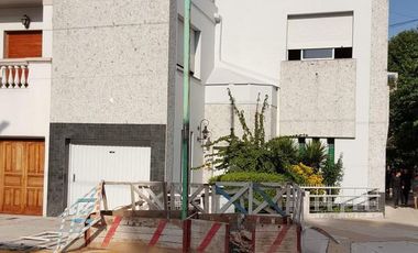 Casa en venta - 2 Dormitorios 2 Baños - 200Mts2 - Liniers