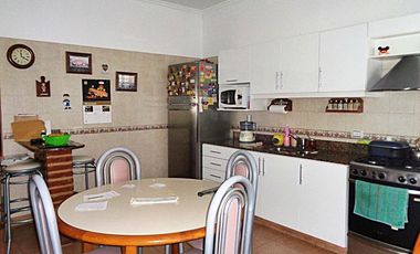 VENTA DÚPLEX 4 AMBIENTES EN CARAPACHAY