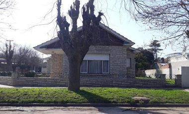 Casa en venta - 3 Dormitorios 2 Baños 4 Cocheras - 600Mts2 - Mechongue