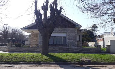 Casa en venta - 3 Dormitorios 2 Baños 4 Cocheras - 600Mts2 - Mechongue