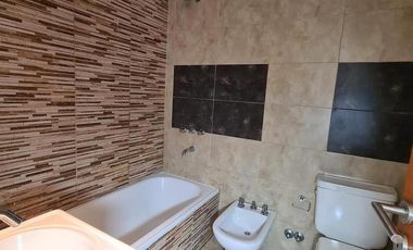 Oportunidad -Venta Edificio en block 8 dptos con local y cocheras - Alquilado Renta inmediata