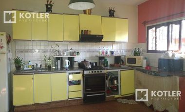 Lote con 2 propiedades en Temperley Este