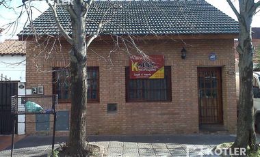 Lote con 2 propiedades en Temperley Este