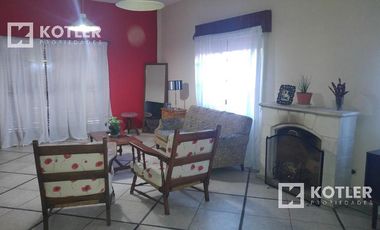 Lote con 2 propiedades en Temperley Este