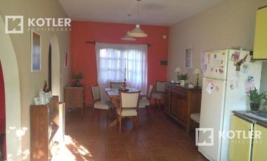 Lote con 2 propiedades en Temperley Este