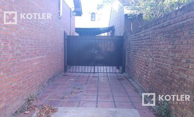 Lote con 2 propiedades en Temperley Este