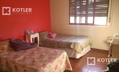 Lote con 2 propiedades en Temperley Este