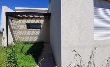 VENTA/PERMUTA - Casa - dos dormitorios - Pileta y jardín - Eco Pueblo, Alvear