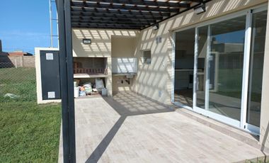 VENTA/PERMUTA - Casa - dos dormitorios - Pileta y jardín - Eco Pueblo, Alvear