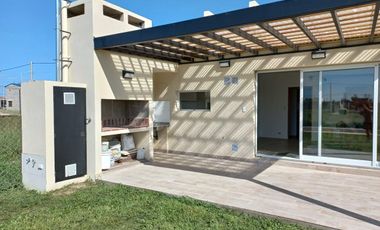 VENTA/PERMUTA - Casa - dos dormitorios - Pileta y jardín - Eco Pueblo, Alvear