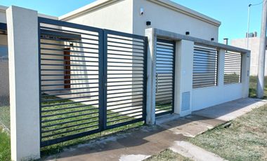 VENTA/PERMUTA - Casa - dos dormitorios - Pileta y jardín - Eco Pueblo, Alvear