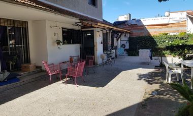 Chalet sobre gran lote en Adrogué.