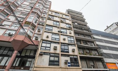 Oficina en primer piso - piso exclusivo  - amplia- posibilidad cochera
