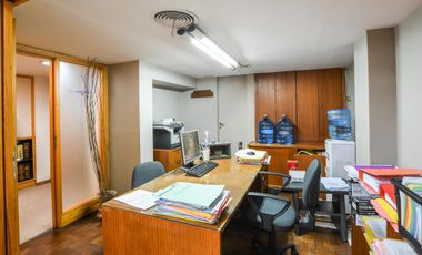 Oficina en primer piso - piso exclusivo  - amplia- posibilidad cochera